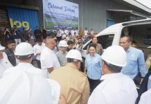 Titiek Soeharto Kunjungi Gudang Bulog Makassar FOTO: Titiek didampingi Wali Kota Makassar, Munafri Arifuddin saat melakukan kunjungan kerja ke Kompleks Pergudangan Beras Panaikang milik Perum Bulog Makassar, Senin (11/8). (Humas Pemkot Makassar)