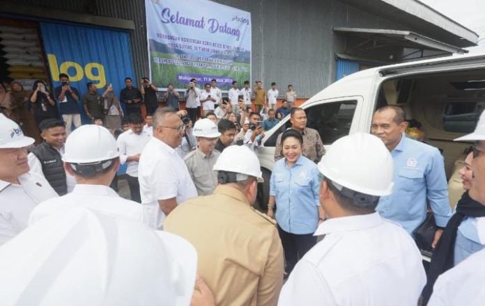 IMG-20250812-WA0010 FOTO: Titiek didampingi Wali Kota Makassar, Munafri Arifuddin saat melakukan kunjungan kerja ke Kompleks Pergudangan Beras Panaikang milik Perum Bulog Makassar, Senin (11/8). (Humas Pemkot Makassar)