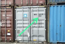 Laskar Tantang Menteri Purbaya: Buktikan Nyali, Bersihkan Mafia Cukai di Sulsel! FOTO: Tiga kontainer berisi pakaian bekas asal Cina terparkir di area penampungan Bea Cukai Makassar. (Sumber: Lembaga Study Hukum dan Advokasi Rakyat (LASKAR) Sulawesi Selatan)