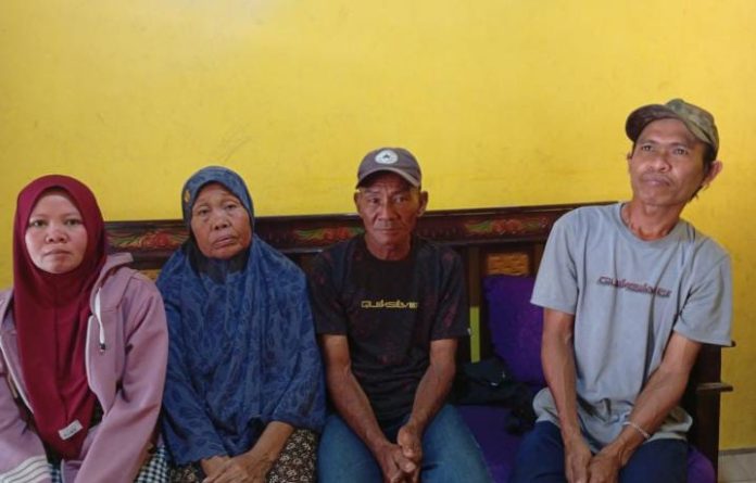IMG-20250812-WA0236 FOTO: Rahma, Ibu dari Rahim (Tersangka), Daeng Kio dan Daeng Haris orangtua laki laki dari Rahim. (LN)
