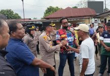 Warga Geruduk Mapolsek Pancur Batu, Desak Kapolda Sumut Copot Kapolsek dan Kanit Reskrim FOTO: Kapolsek Pancur Batu saat menerima perwakilan warga saat aksi di depan Mapolsek.