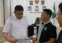 Usai DPRD Tolak Lokasi Pembangunan PSEL, Warga Mula Baru Temui Wali Kota Makassar FOTO: Waki Kota Makassar saat menemui tokoh masyarakat Kelurahan Mula Baru di kantor Balaikota Makassar. Rabu (13/8)