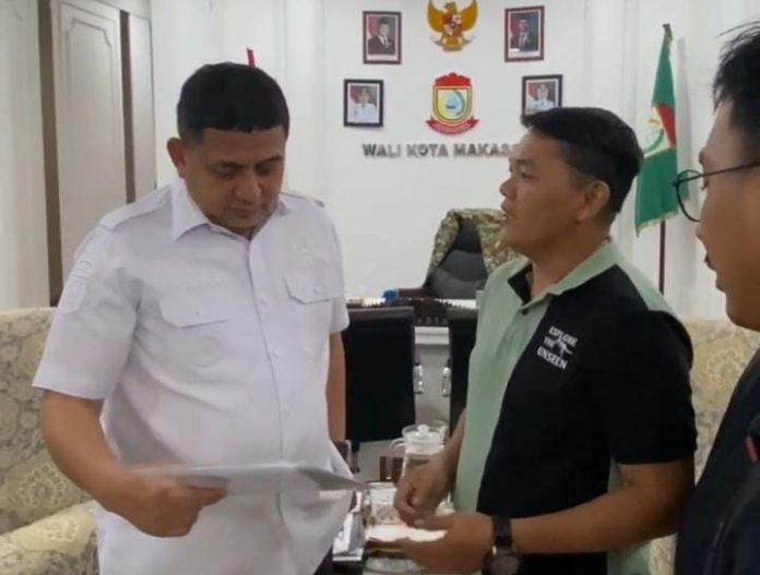 IMG-20250813-WA0345 FOTO: Waki Kota Makassar saat menemui tokoh masyarakat Kelurahan Mula Baru di kantor Balaikota Makassar. Rabu (13/8)