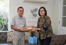 Menkeu Sri Antar Undangan dari Presiden untuk Mantan Wapres Budiono Hadiri HUT RI Ke 80 di Istana Negara FOTO: Menteri Keuangan (Menkeu) Sri Mulyani bersilaturahmi ke kediaman Wakil Presiden RI periode 2009-2014. (Properti via akun Facebook Sri Mulyani)