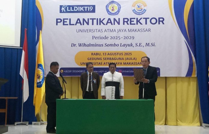 IMG-20250814-WA0097 FOTO: Dr. Wihalminus Sombo Layuk,S.E.,M.Si saat diambil janji jabatan dan dilantik sebagai rektor Universitas Atma Jaya Makassar untuk masa jabatan tahun 2025-2029.