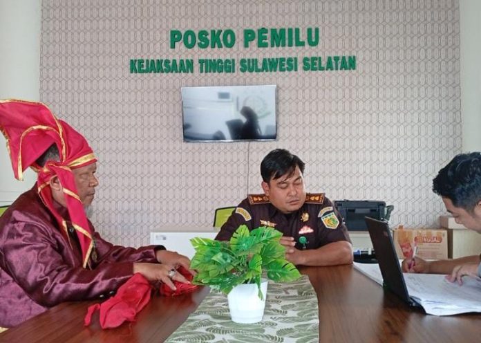 IMG-20250815-WA0027 FOTO: Panglima Adat Nusantara (PANI) Andi Jamal Kamaruddin Daeng Masiga atau biasa disapa “Om Betel” saat menemui Soetarmin Kasipenkum Kejati Sulsel, Selasa 6 Agustus 2025.