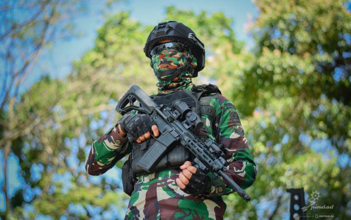 FOTO: Salah satu prajurit TNI sedang menggunakan senjata SS3-M1. (Properti PT Pindad)