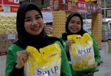 Beras Langkah dan Mahal, Perum Bulog Salurkan Beras SPHP ke Toko Ritel Modern: Pembelian di Batasi FOTO: Karyawan di salah satu toko ritel modern yang menjual beras SPHP (istimewa)