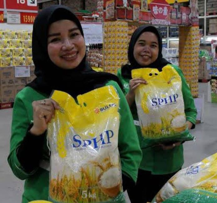 FOTO: Karyawan di salah satu toko ritel modern yang menjual beras SPHP (istimewa)
