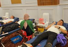 Taruna Ikrar: Merdeka Itu Berbagi, BPOM Hadirkan Donor Darah, Jumat Berkah, dan Tawa Lomba Rakyat FOTO: Kegiatan donor darah oleh karyawan BPOM RI, Jumat (15/8)