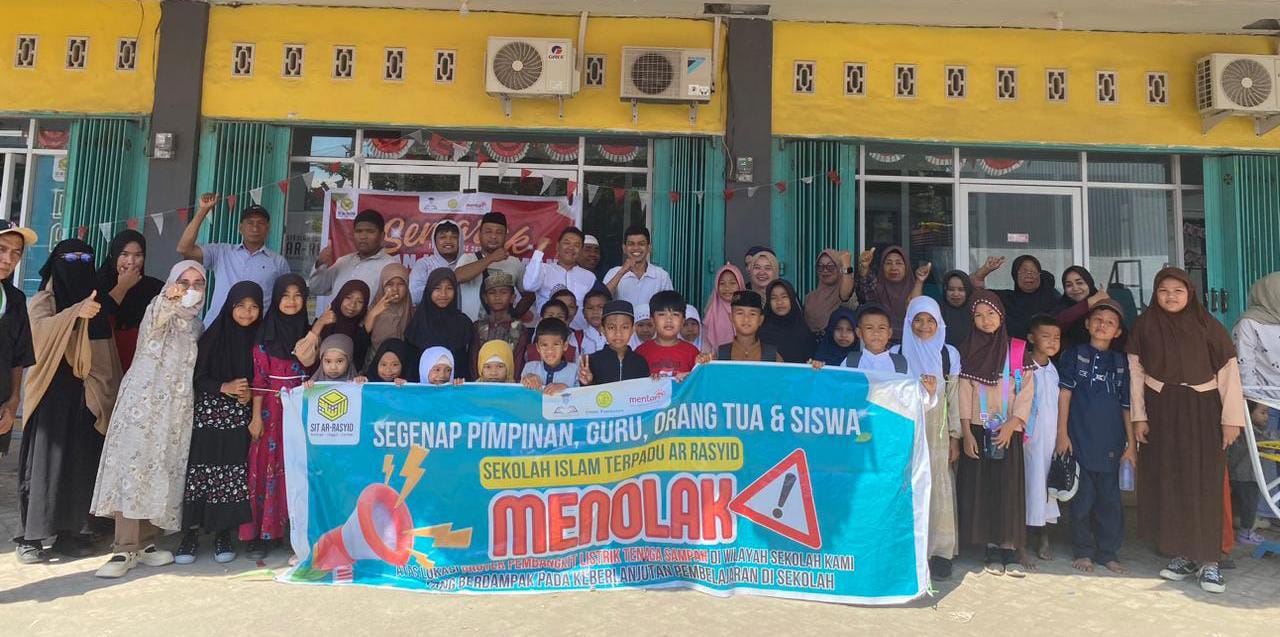 FOTO: Sekolah pendidikan islam Yayasan Al Rasid yang juga dekat dengan rencana lokasi pembangunan PSEL bersama warga bersatu menolak.