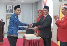 Rektor Unhas Lantik dan Ambil Sumpah 429 Pegawai Baru FOTO: Rektor Unhas Prof. Dr. Ir. Jamaluddin Jompa, M.Sc., serahkan Surat Keputusan Pegawai Negeri Sipil (PNS) dan Nonpegawai Negeri Sipil Tetap, serta Pelantikan dan Pengambilan Sumpah Pegawai Pemerintah dengan Perjanjian Kerja (PPPK) di lingkungan Unhas. Kegiatan berlangsung di Auditorium Prof. Dr. dr. Idrus Andi Paturusi, Rumah Sakit Pendidikan Unhas, Kamis (14/8). (Properti Humas Unhas)