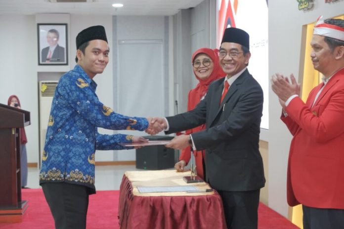 FOTO: Rektor Unhas Prof. Dr. Ir. Jamaluddin Jompa, M.Sc., serahkan Surat Keputusan Pegawai Negeri Sipil (PNS) dan Nonpegawai Negeri Sipil Tetap, serta Pelantikan dan Pengambilan Sumpah Pegawai Pemerintah dengan Perjanjian Kerja (PPPK) di lingkungan Unhas. Kegiatan berlangsung di Auditorium Prof. Dr. dr. Idrus Andi Paturusi, Rumah Sakit Pendidikan Unhas, Kamis (14/8). (Properti Humas Unhas)