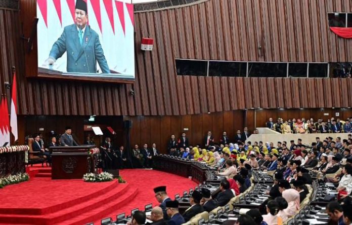 IMG-20250815-WA0294 FOTO: Presiden Prabowo Subianto saat menyampaikan pidato kenegaraan pertama pada Sidang Tahunan MPR RI dan Sidang Bersama DPR RI dan DPD RI di Gedung Nusantara MPR/DPR/DPR RI, Jakarta, pada Jumat, 15 Agustus 2025. (Properti Seskab)