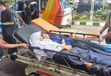 Siswa Sering Keracunan, Komisi IX DPR Sarankan MBG Dikelola Sekolah, Charles: Disajikan Masih Fresh FOTO: Dua siswi Sekolah Menengah Pertama (SMP) PGRI dibawa ke Rumah Sakit Umum Daerah Sayang, Kabupaten Cianjur, Selasa 22 April 2025. Siswa tersebut mendapatkan perawatan setelah mengalami keracunan yang diduga usai menyantap makanan pada program Makan Bergizi Gratis (MBG). /Muhammad Ginanjar/Kontributor "PR"