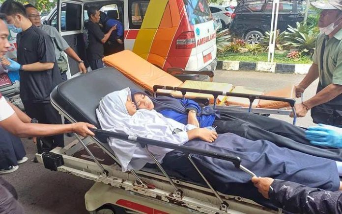 IMG-20250815-WA0377 FOTO: Dua siswi Sekolah Menengah Pertama (SMP) PGRI dibawa ke Rumah Sakit Umum Daerah Sayang, Kabupaten Cianjur, Selasa 22 April 2025. Siswa tersebut mendapatkan perawatan setelah mengalami keracunan yang diduga usai menyantap makanan pada program Makan Bergizi Gratis (MBG). /Muhammad Ginanjar/Kontributor