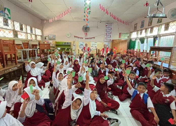 Gambar : Mahasiswa Kuliah Kerja Nyata (KKN) Prestasi Gelombang 114 UNHAS memberikan sosialisasi terkait pentingnya menjaga kebersihan diri, khususnya melalui kebiasaan mencuci tangan dengan baik dan benar di SDNegeri Pagandongan, Makassar (11/08/2005)