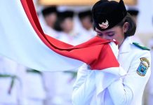 Ritha Lovely Ayomi Dikukuhkan Sebagai Pasukan Pengibar Bendera Pusaka di Istana Negara FOTO: Ritha Lovely Ayomi, perwakilan dari Papua Barat saat dikukuhkan oleh Menteri Sekretaris Negara (Mensesneg) Prasetyo Hadi sebagai anggota Pasukan Pengibar Bendera Pusaka (Paskibraka) di Istana Negara, Jakarta, pada Sabtu, 16 Agustus 2025. (Properti Mensesneg)