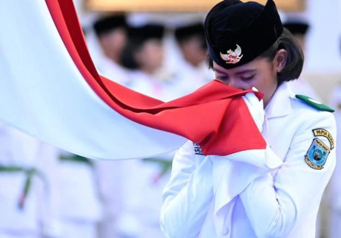 FOTO: Ritha Lovely Ayomi, perwakilan dari Papua Barat saat dikukuhkan oleh Menteri Sekretaris Negara (Mensesneg) Prasetyo Hadi sebagai anggota Pasukan Pengibar Bendera Pusaka (Paskibraka) di Istana Negara, Jakarta, pada Sabtu, 16 Agustus 2025. (Properti Mensesneg)