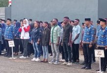 Mahasiswa Papua Selatan Ikuti Upacara HUT RI Ke 80 Bersama Diknas Pemprov Sulsel FOTO: Mahasiswa asal Papua Selatan Makasar (Papselma) ikut ambil bagian peringatan HUT RI ke 80 di lapangan upacara Dinas Pendidikan Provinsi Sulawesi Selatan, Minggu 17 Agustus 2025.