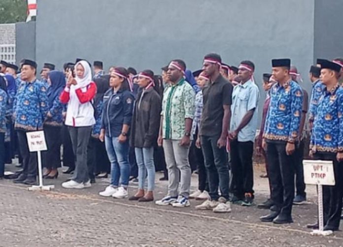 FOTO: Mahasiswa asal Papua Selatan Makasar (Papselma) ikut ambil bagian peringatan HUT RI ke 80 di lapangan upacara Dinas Pendidikan Provinsi Sulawesi Selatan, Minggu 17 Agustus 2025.