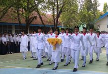 SMPN 17 Makassar Gelar Upacara HUT RI ke-80, Kepala Sekolah Ajak Siswa Teladani Semangat Pahlawan FOTO: Siswa siswi SMP Negeri 17 Makassar saat persiapan pengibaran bendera merah putih dalam rangka peringatan HUT RI ke 80, Minggu (17/8/2025)