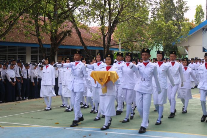 IMG-20250817-WA0155 FOTO: Siswa siswi SMP Negeri 17 Makassar saat persiapan pengibaran bendera merah putih dalam rangka peringatan HUT RI ke 80, Minggu (17/8/2025)