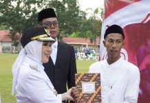 Momen Kemerdekaan, Ratusan Warga Binaan Rutan Barru Terima Remisi Umum dan Dasawarsa FOTO: Bupati, Andi Ina Kartika Sari, S.H., M.Si., dan Kepala RUTAN Klas IIB Barru Amsar saat menyerahkan remisi kepada warga binaan, Minggu (17/8)