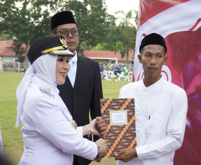 IMG-20250817-WA0190 FOTO: Bupati, Andi Ina Kartika Sari, S.H., M.Si., dan Kepala RUTAN Klas IIB Barru Amsar saat menyerahkan remisi kepada warga binaan, Minggu (17/8)