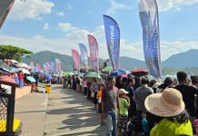 Semua Pihak Banyak Belajar Dari Lake Toba GP 2025 FOTO: Warga antusias menyaksikan penyelenggaraan Lake Toba Grand Prix (GP) 2025 yang berlangsung di Danau Toba, Balige, Kabupaten Toba. Minggu (18/8)