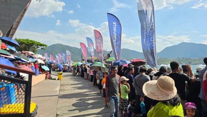 IMG-20250818-WA0206 FOTO: Warga antusias menyaksikan penyelenggaraan Lake Toba Grand Prix (GP) 2025 yang berlangsung di Danau Toba, Balige, Kabupaten Toba. Minggu (18/8)