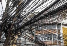 Bak Sarang Laba-laba, ini Bahayanya Kabel Fiber Optik, BMI: Segera Kami Ajukan RDP di DPRD Makassar FOTO: Ilustrasi kesemrawutan kabel fiber optik (via Google)