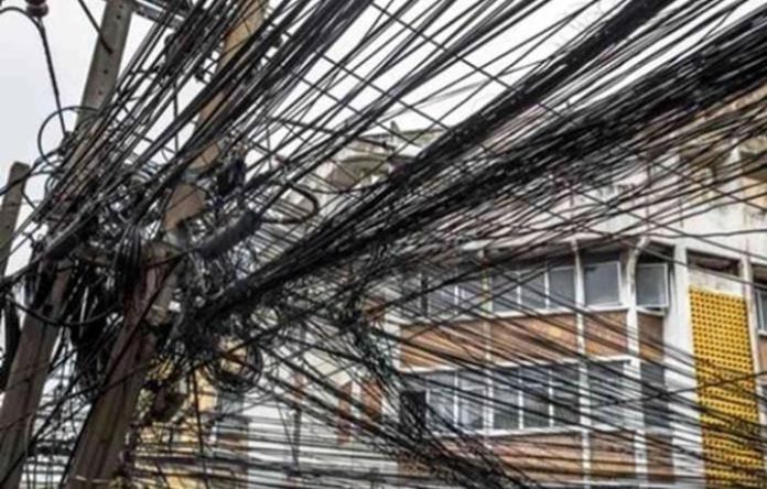 FOTO: Ilustrasi kesemrawutan kabel fiber optik (via Google)