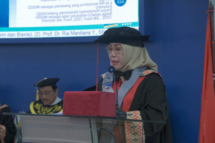 IMG-20250819-WA0249 FOTO: Prof. Dr. Ria Mardiana Y, SE., M.Si., CCL., CHCBP, Guru Besar Bidang Sistem Informasi Akuntansi ini menyampaikan pidato berjudul “Rekayasa Manajemen Sumber Daya Manusia Menuju Manajemen ‘Human Capital’ Berbasiskan K2T (Kompetensi, Talenta, dan Komitmen)”. Dalam Rapat Senat Akademik Terbatas untuk Penerimaan sebagai Anggota Baru Dewan Profesor, Selasa, 19 Agustus 2025.