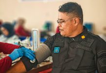 Peduli Kesehatan, Petugas Rutan Kelas IIB Barru Gelar Pemeriksaan Gratis, Donor Darah, dan Pemberian Nutrisi FOTO: Salah satu petugas Rutan Kelas IIB Barru saat melakukan pemeriksaan kesehatan. (Istimewa)