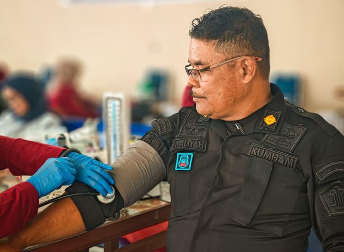 FOTO: Salah satu petugas Rutan Kelas IIB Barru saat melakukan pemeriksaan kesehatan. (Istimewa)