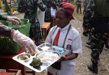 Tiga Matra TNI Total Sukseskan Program MBG, 33 Ribu Prajurit Dilatih Secara Khusus Operasikan Dapur SPPG FOTO: Prajurit TNI saat membagikan MBG bagi siswa sekolah dasar di pelosok papua. (Properti via google)