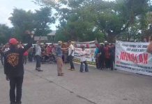 Usai Bertemu Wali Kota Makassar, Warga Tamalanrea Datangi Kantor FKS LAND Desak Tak Beri Akses Jalan Pembangunan PSEL FOTO: Warga Tamalanrea menggelar aksi unjuk rasa di depan kantor PT Parangloe Indah (FKS LAND) yang terletak di Jalan Kapasa Raya atau Jalan Jalur Lingkaran Barat, Tamalanrea, Kota Makassar, Sulawesi Selatan. Selasa (19/8). (Istimewa)