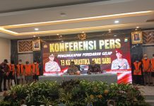 JAN Sulsel Apresiasi Pengungkapan 13 Kg Sabu, Minta Jadi Contoh bagi Polres Lain FOTO: Kapolrestabes Makassar Kombes Arya Perdana didampingi Kasat Resnarkoba Polrestabes Makassar AKBP Lulik Febyantara dalam konferensi pers, Jumat (22/8),