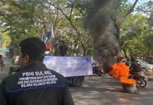 PBHI Sulsel Bongkar Kejanggalan Tagihan PLN, Aksi Protes Berujung Laporan Polisi FOTO: Perhimpunan Bantuan Hukum dan Hak Asasi Manusia Indonesia (PBHI) Sulawesi Selatan menggelar aksi protes di kantor PLN UP3 Makassar pada Kamis (21/8/2025),