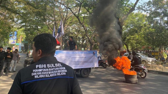 IMG-20250822-WA0467 FOTO: Perhimpunan Bantuan Hukum dan Hak Asasi Manusia Indonesia (PBHI) Sulawesi Selatan menggelar aksi protes di kantor PLN UP3 Makassar pada Kamis (21/8/2025),