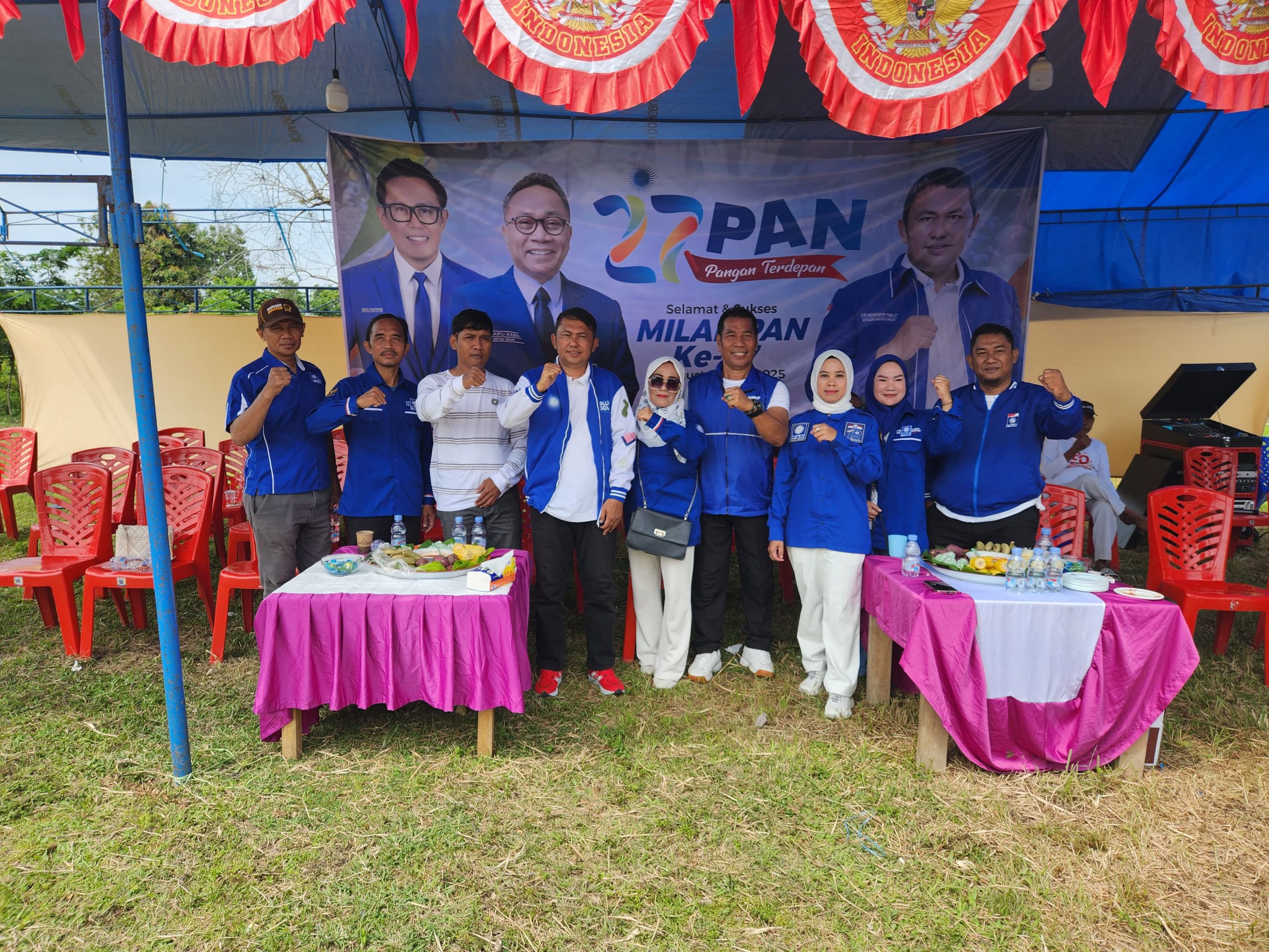 Gambar : Foto Bersama Pengurus DPD PAN Polopo di lokasi kegiatan peringatan Milad PAN ke -27 di Palopo.