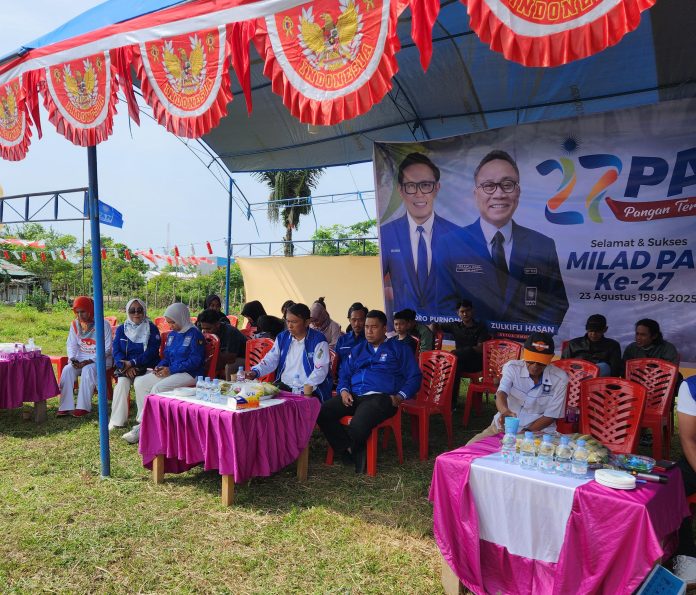 IMG-20250823-WA0007 Gambar : Foto Kegiatan Pimpinan DPD PAN bersama pengurus dan anggota saat lagi mengelar Milad PAN Ke-27 di salah satu lapangan di Kelurahan Benteng, Kecamatan Wara Timur, Palopo (23/08/2025)