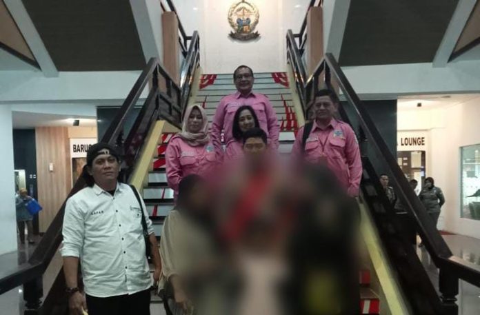 FOTO: Wakil Bupati Penajam Paser Utara, Abdul Waris Muin bersama Safar bersama keluarga di Kantor Gubernur Sulawesi Selatan, pada Senin, (25/08/2025). (Istimewa)