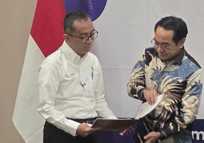 FOTO: Kiri Direktur Peningkatan Reputasi Unhas, Prof. Dr. Ir. Rohani Ambo-Rappe, M.Si. dan Prof. Dr. Ir. Jamaluddin Jompa, M.Sc. Rektor Universitas Hasanuddin usai mendatangani kontrak Program EQUITY bagi 23 Perguruan Tinggi Negeri Badan Hukum (PTNBH) digelar oleh Kementerian Pendidikan Tinggi, Sains, dan Teknologi (Kemdiktisaintek) pada Selasa (26/8).