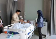 Presiden Prabowo Resmikan RSPON Mahar Mardjono di Jakarta FOTO: Presiden saat menjenguk salah satu pasien yang berbaring sakit di Rumah Sakit Pusat Otak Nasional (RSPON) Mahar Mardjono, Jakarta, pada Selasa, 26 Agustus 2025. (Properti Setkab)