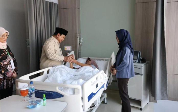 IMG-20250827-WA0020 FOTO: Presiden saat menjenguk salah satu pasien yang berbaring sakit di Rumah Sakit Pusat Otak Nasional (RSPON) Mahar Mardjono, Jakarta, pada Selasa, 26 Agustus 2025. (Properti Setkab)
