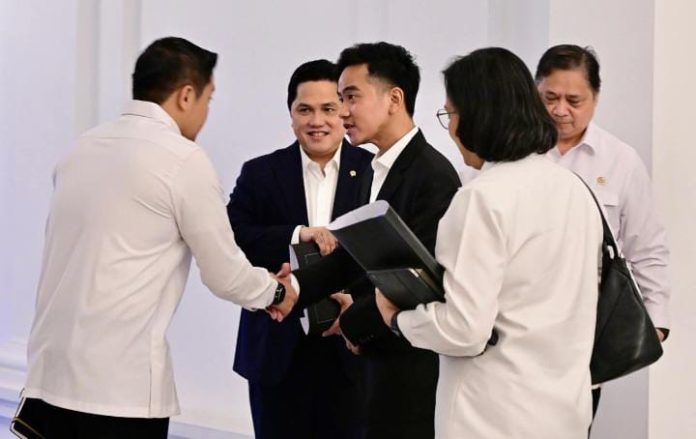 FOTO: Wakil Presiden Gibran Rakabuming Raka saat akan menghadiri rapat terbatas dengan sejumlah menteri Kabinet Merah Putih (KMP) di Istana Merdeka, Jakarta, pada Senin, 25 Agustus 2025. (Properti Setkab) 