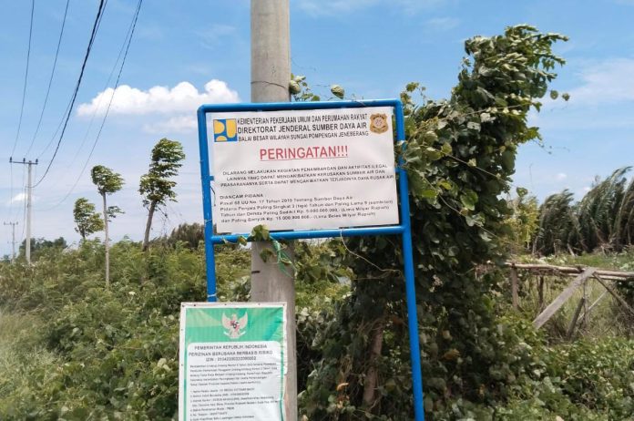 IMG-20250827-WA0023 FOTO: Papan peringatan tanda larangan kegiatan menambang di Desa Nagauleng, Kecamatan Cenrana, dan Desa Lea, Kecamatan Tellusiattinge, Kabupaten Bone, Sulawesi Selatan.