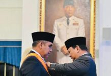 Presiden Prabowo Subianto Menganugerahkan Tanda Kehormatan RI Kepada 141 Tokoh FOTO: Presiden Prabowo saat menganugerahkan Tanda Kehormatan Republik Indonesia kepada Ketua MPR Ahmad Muzani di Istana Negara, Senin (25/8). (Properti Seskab)